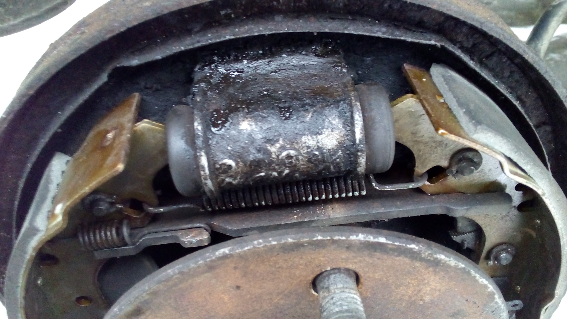 колодки задние Daihatsu Sirion (1G), 1,3 л, 2000 года плановое ТО DRIVE2