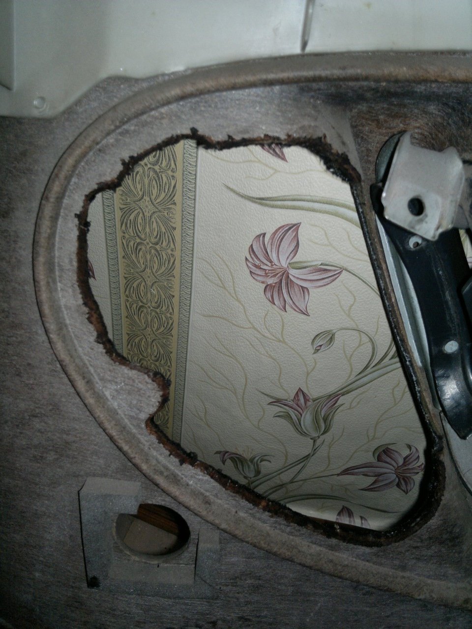 И вырезаем выжигалкой, а после делаем отверстия под болты как на 3 фото — Nissan 100 NX