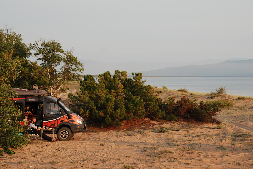 Откуда в этой местности интернет, не ясно, но он всё же есть, хоть и слабый) А вот людей вокруг совсем нет, несмотря на наличие отличного песчаного пляжа и тёплой воды в Байкале) — ГАЗ Соболь