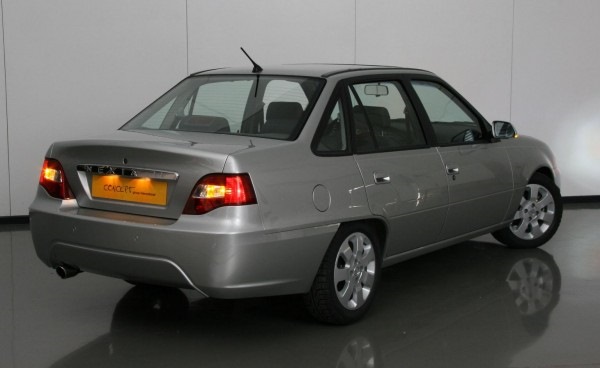 Как пишется дэу нексия по английскому. a198f6cs 960. Как пишется дэу нексия по английскому фото. Как пишется дэу нексия по английскому-a198f6cs 960. картинка Как пишется дэу нексия по английскому. картинка a198f6cs 960. В свое время Daewoo Nexia была занозой под ногтем не только у дилеров автомобилей из Тольятти, но и у продавцов на вторичном рынке: довольно большой, весьма доступный и очень дешевый в эксплуатации седан тут же снискал любовь и таксистов, и «рядовых» граждан. За минимум денег машина могла предложить не только большой багажник, но и какое-никакое зарубежное происхождение, «электропакет» и даже такую «роскошь», как кондиционер. Однако история разработки и дальнейшая хронология производства Daewoo Nexia столь запутана, что по этому поводу существует множество малоизвестных фактов и распространённых ошибочных утверждений. Сегодня мы будем разбираться в том, под какими названиями и как долго выпускался этот автомобиль, как он попал в Узбекистан и почему некоторые небезосновательно считают Нексию примитивной.