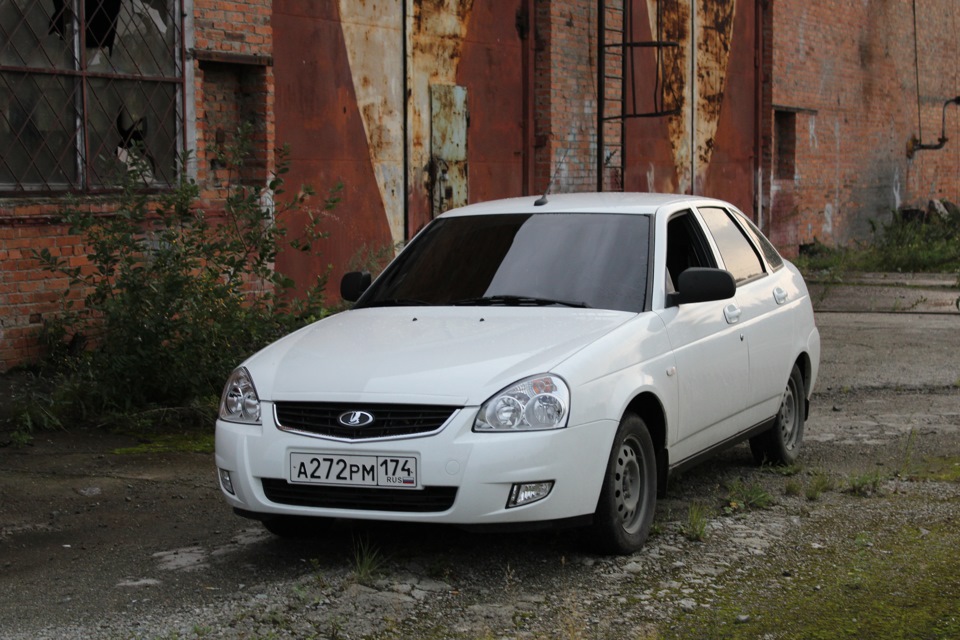 Lada Приора белая