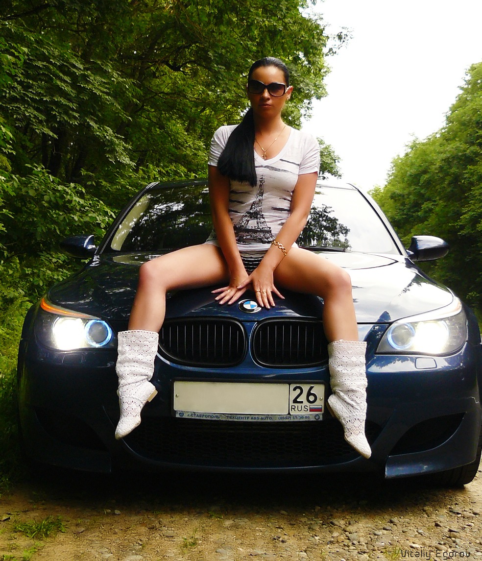 Похожим на женский капот. Девушка на капоте. Девушка на капоте авто. Девушка на капоте BMW. Фотосессия с БМВ.