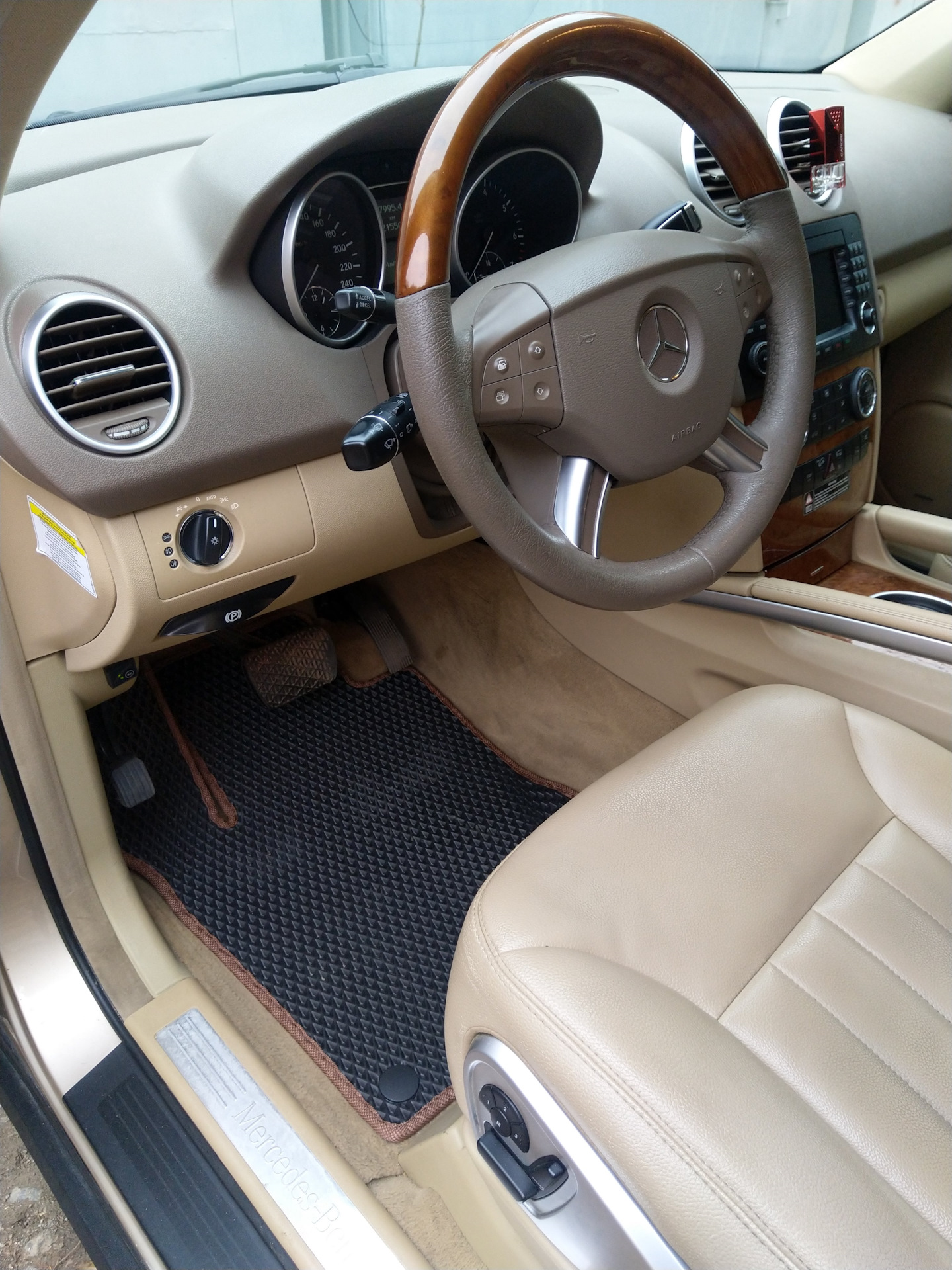 Коврик водителя Evacar на халяву — Mercedes-Benz M-Class (W164), 3,5 л ...