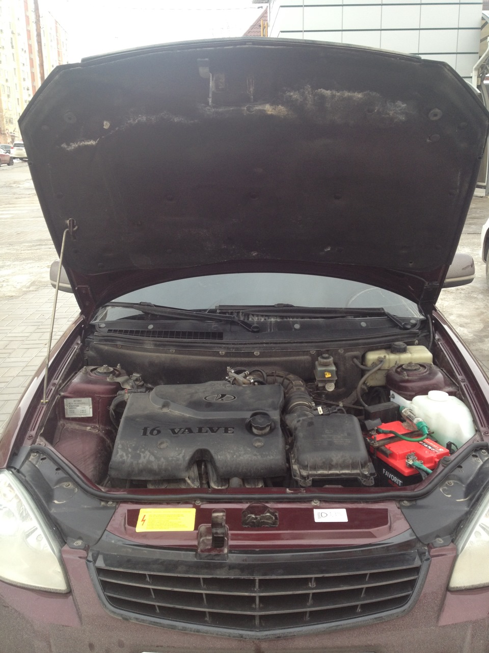 Уплотнитель под капот — Lada Приора седан, 1,6 л, 2008 года | стайлинг ...