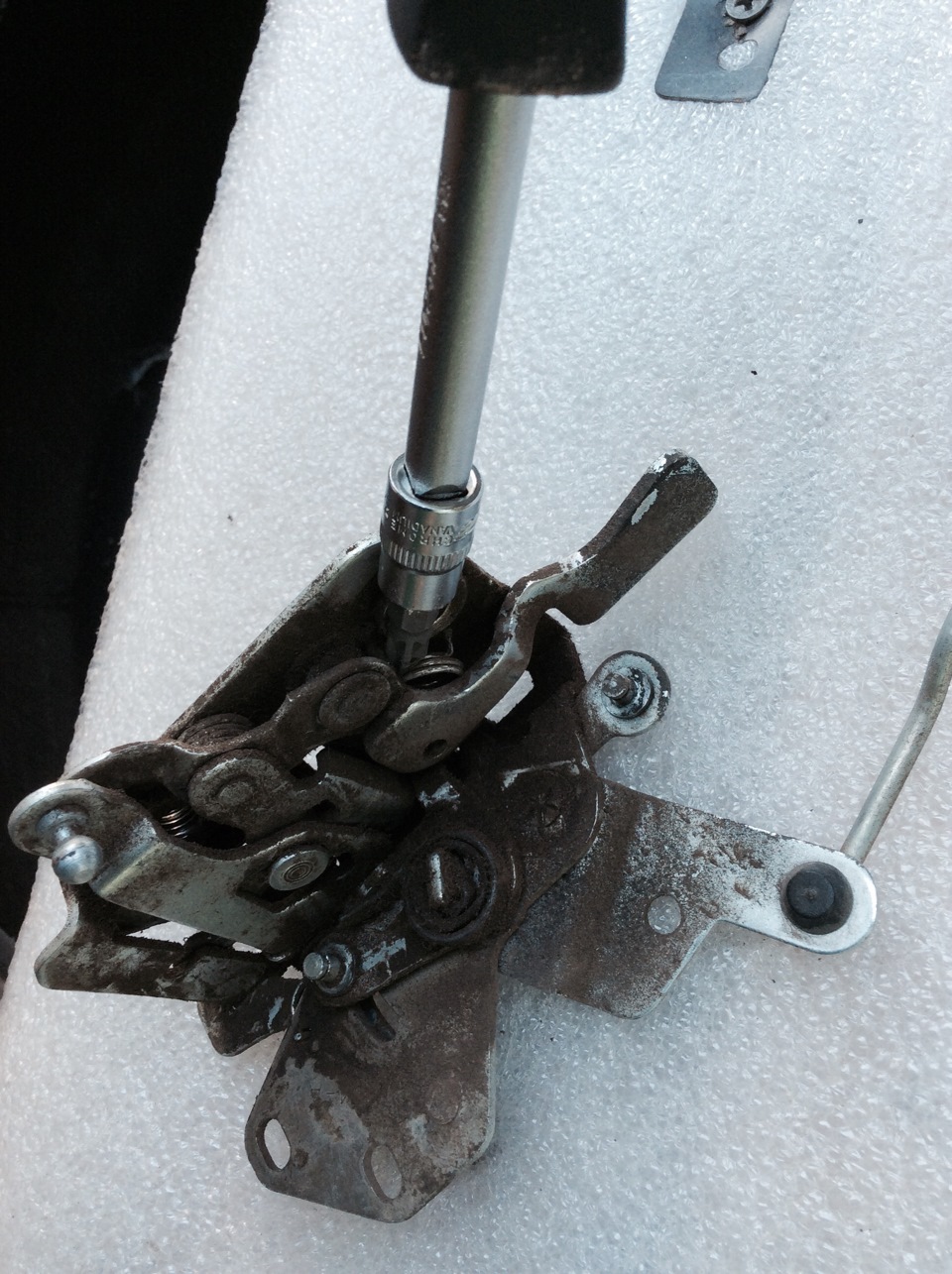 Доработка замков задних дверей — Lada 2114, 1,6 л, 2012 года | своими ...