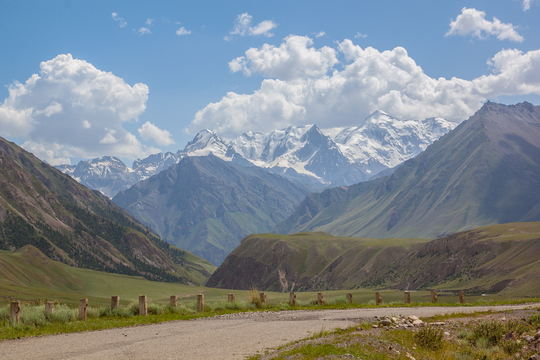 Киргизия или кыргызстан. Перевал ТОО-Ашуу Киргизия. Перевал Сусамыр Киргизия. Перевал Бедель Киргизия. ТОО Ашуу перевал.