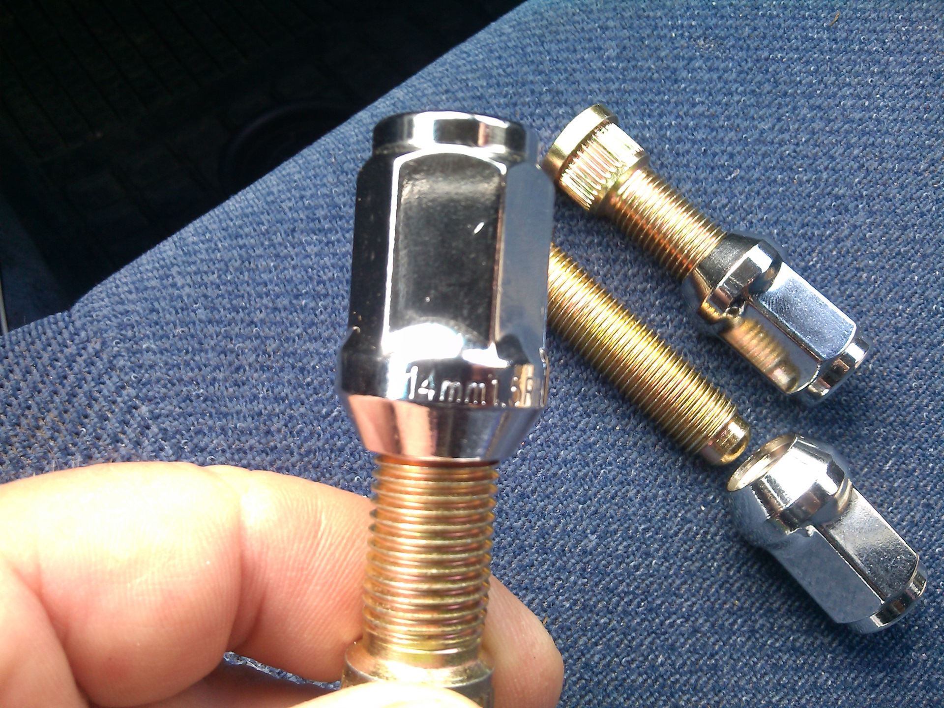 Замена колесных шпилек на заднем мосту… — Volvo 940, 2,3 л, 1993 года ...