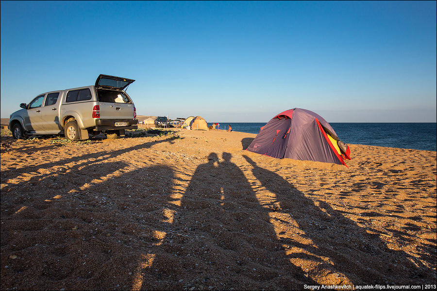 Куда поехать на машине на море. Дикий автокемпинг Фрунзе Крым. Ночевка на берегу моря. Палатка у моря. Автомобиль палатка море.