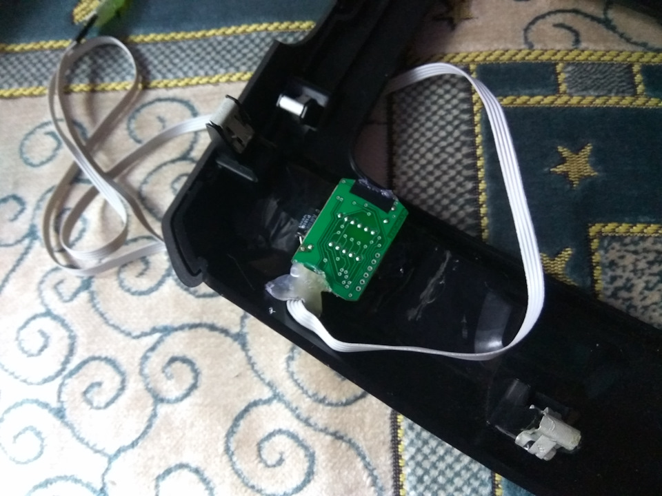 Так же фиксируем и приклеиваем дисплей — Renault Duster (1G)