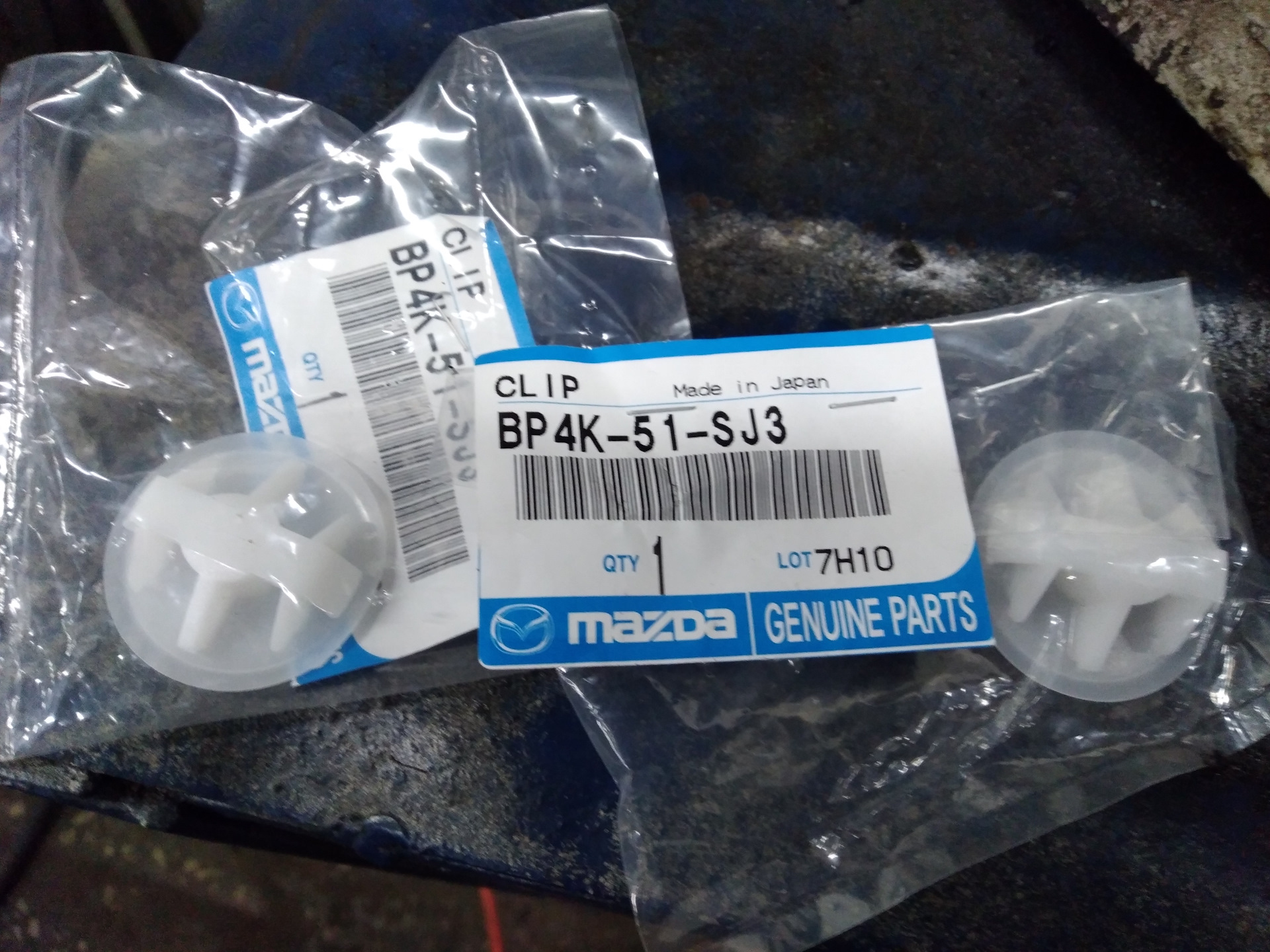 Kb5034843. Mazda bp4k-51-sj3. Bp4k-51-sj3 клипса. Bp4k-51-sj3. Клипса брызговика Mazda 3 BL.