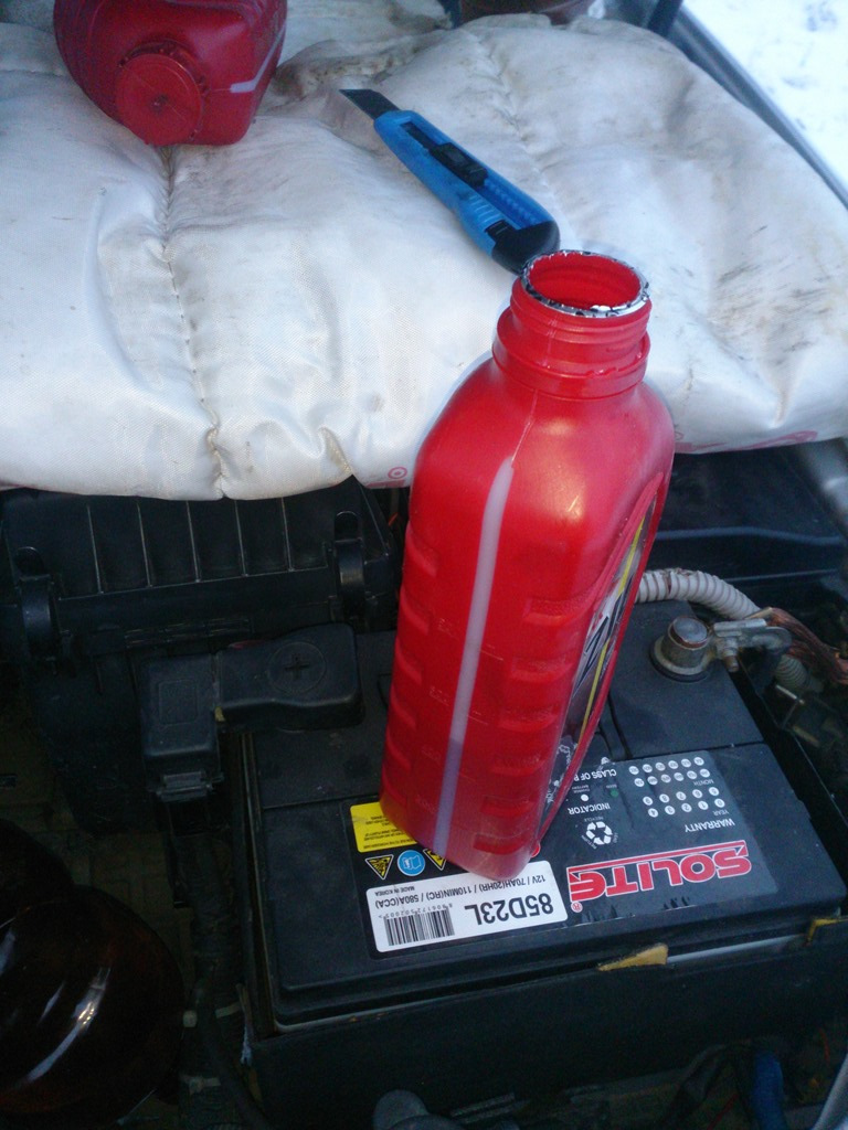 за один раз влез почти литр. все масло залил за три долива в нашу новую лейку)) — Hyundai Sonata IV (EF). Запчасти на фото: 85D23L