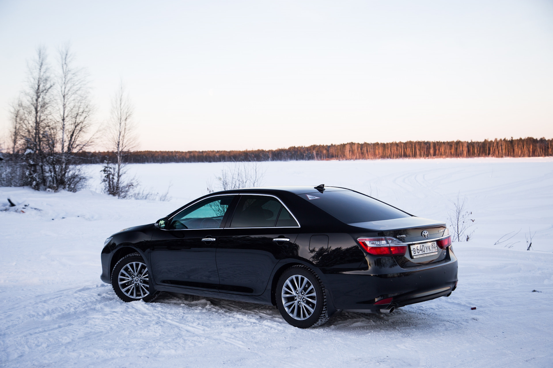 Камри зимой. Камри 50 черная зима. Toyota Camry 3.5 чёрная зимой. Toyota Camry 50 зима. Камри 55 черная зимой.