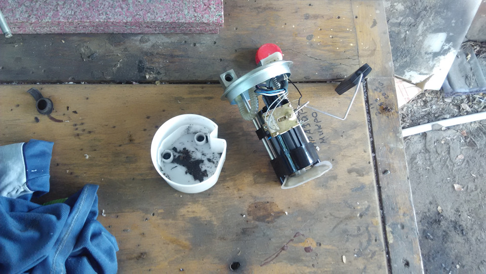 То стартер не заводит машину, теперь бензонасос выпендривается ...