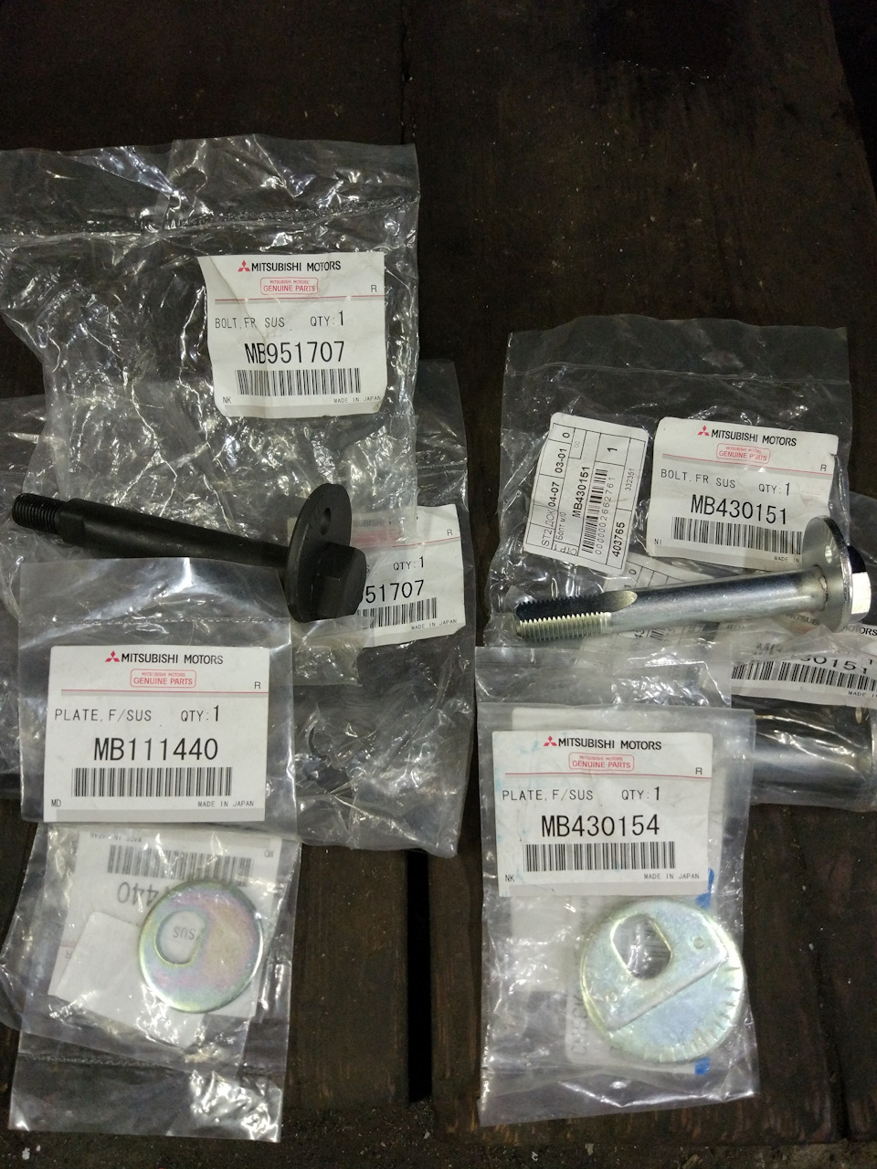 MB430151 БОЛТ НИЖНЕГО РЫЧАГА ПЕРЕДНЕЙ ПОДВЕСКИ Mitsubishi | Запчасти на ...