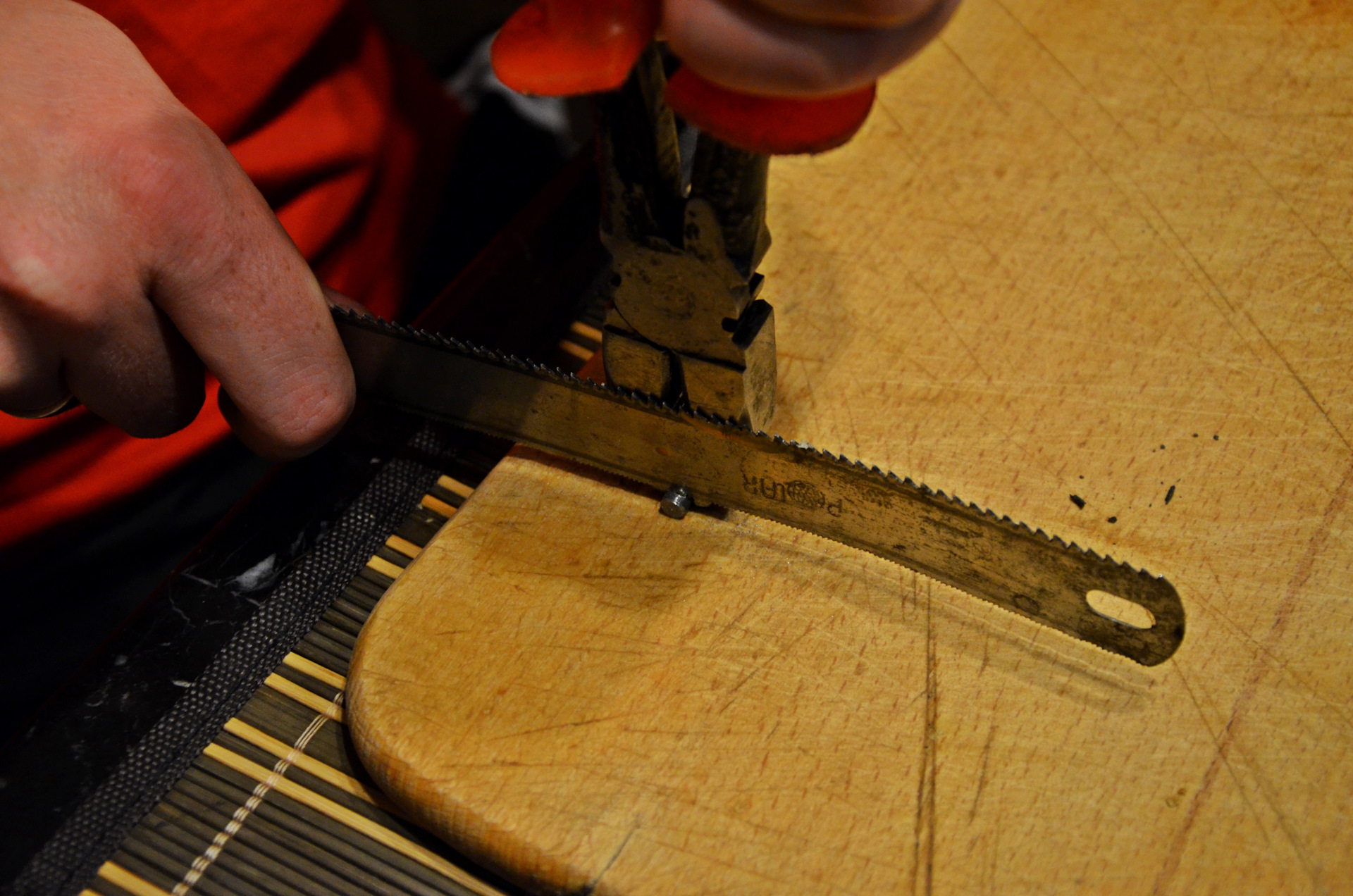 Подгонка одежды. Починка одежды. Подгонка цен. Подгонка рисунка на обоях. Изношенная колодка ружья.