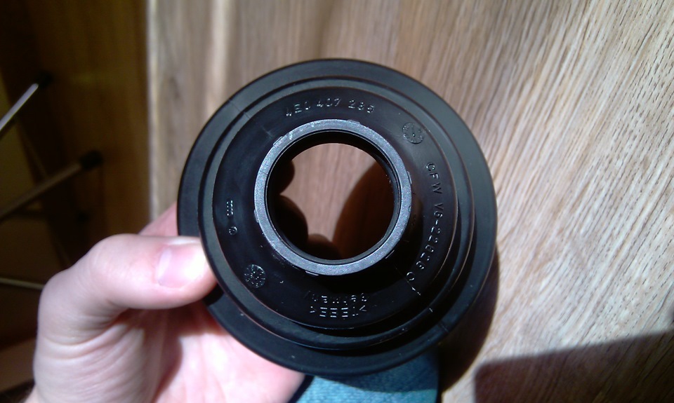 никаких обозначений от других производителей нет! только оригинальный номер, сделаны из резино-пластика, loebro из такого же материала, а skf из мягкой резины! — Audi A4 (B6)