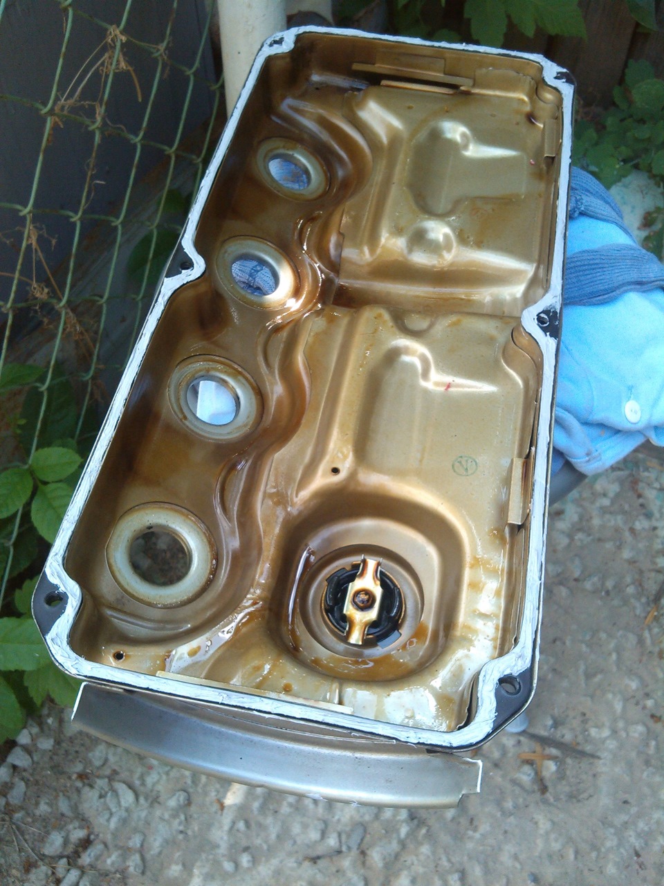 Погнало масло в свечной колодец. Оказалась вот такая фигня: — DRIVE2