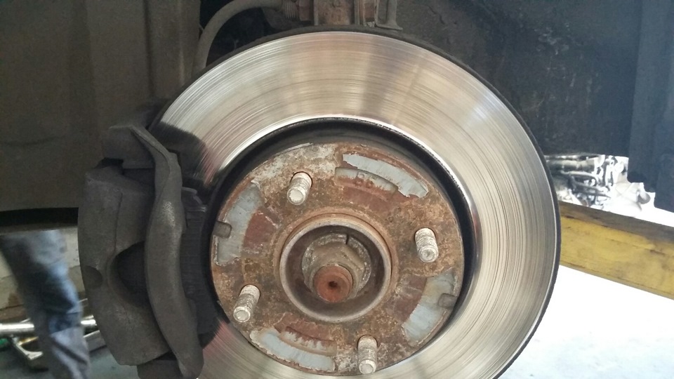 Поменял пердние тормозные диски и колодки — DRIVE2