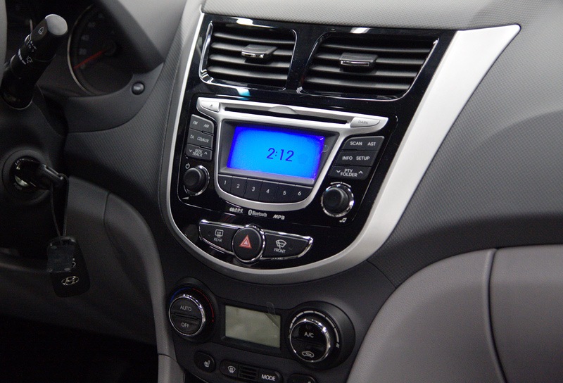 Hyundai solaris 1 магнитола. Штатная магнитола Хендай Солярис 2015. Мультимедиа Hyundai Solaris 2016. Мультимедиа Hyundai Solaris 2012. Aux Hyundai Solaris 1.