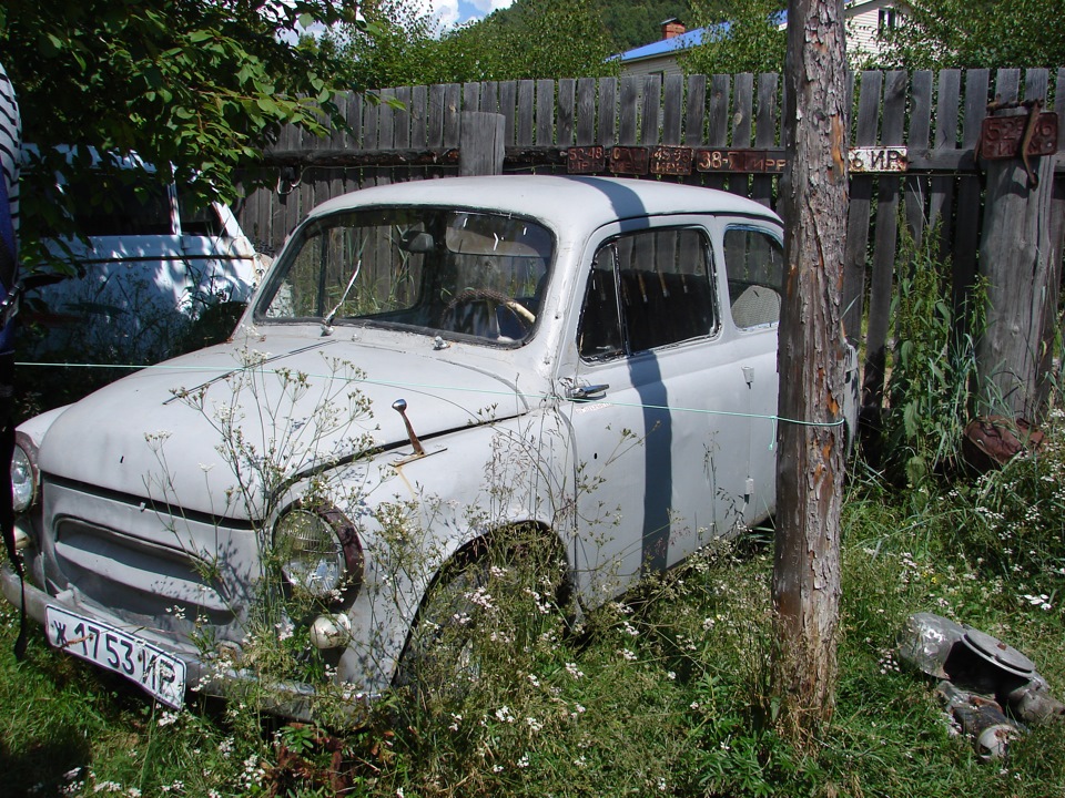 Авто иркутская. Заброшенная машина в Иркутске. Брошенные автомобили в Иркутске. Заброшенная машина в сыркуцке. Старые машины Иркутск.