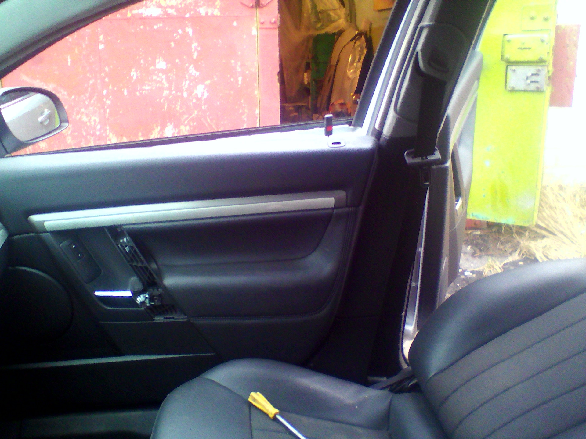 Передняя дверь опель вектра б. Opel Vectra c разобранная дверь. Вектра а открытые двери. Заблокировать дверь г а4б7. Разбор двери Пегас p38.