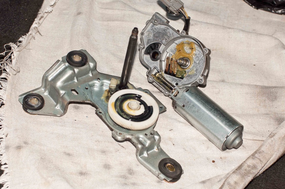 Моторчик заднего очистителя стекла + щетка + форсунка омывайки. (1 ...