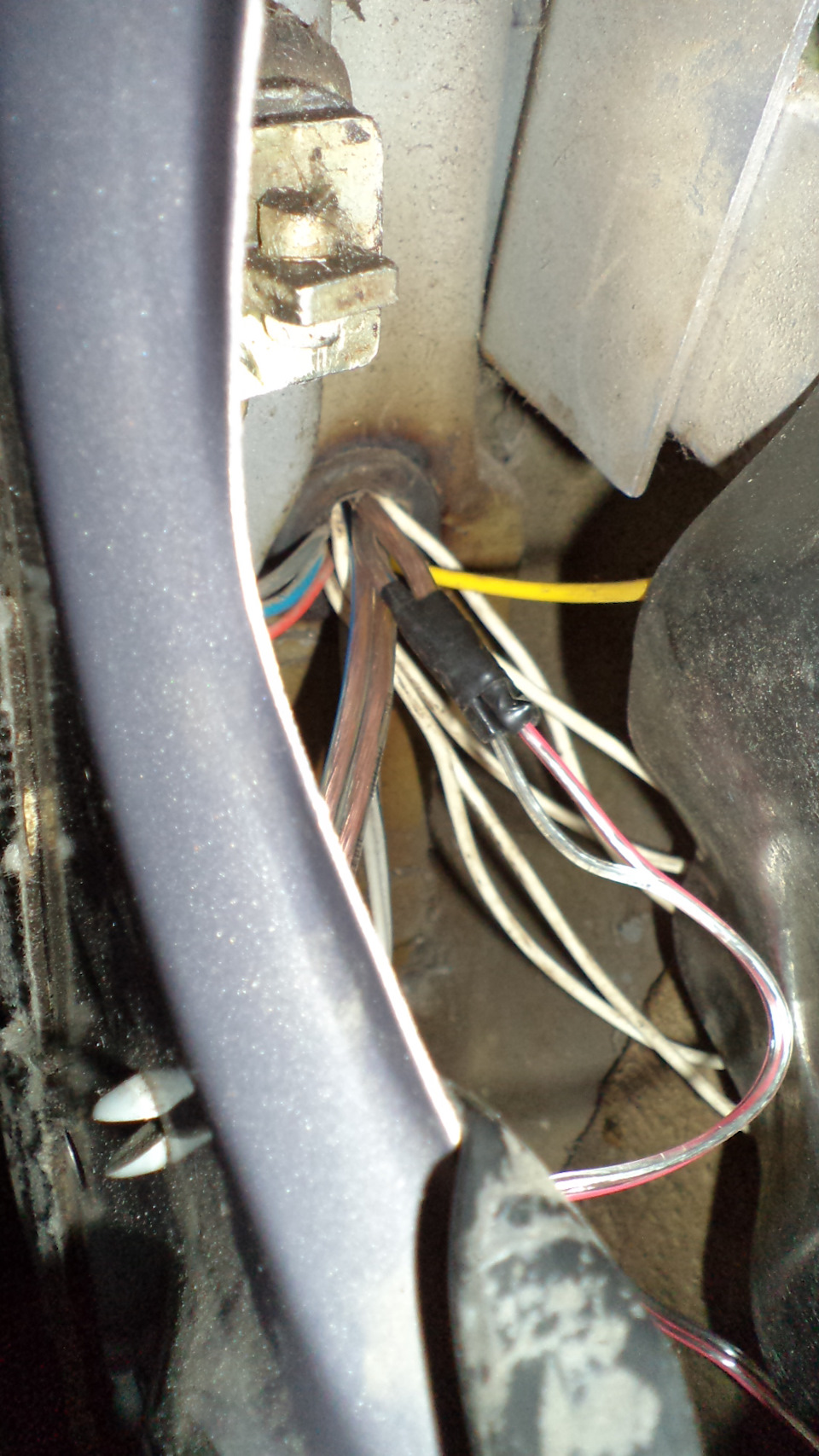 Завел провода в двери к динамикам — Lada 21124