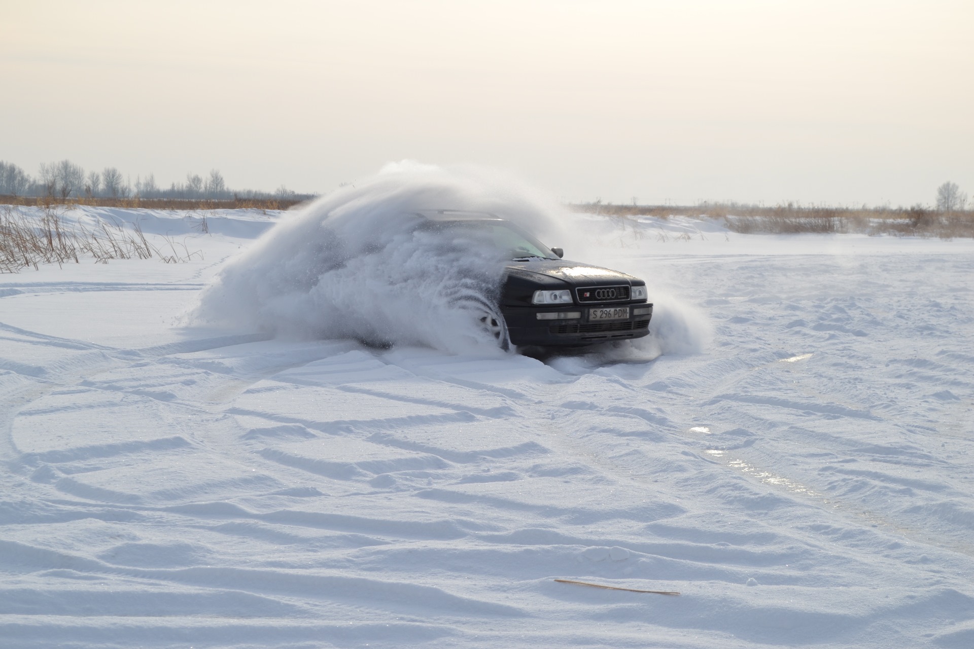 Снег 100 см. Зимний дрифт на Ауди 80. Audi 80 зимой. Серый Солярис дрифт по снегу. Ауди 80 вытаскивают зимой.