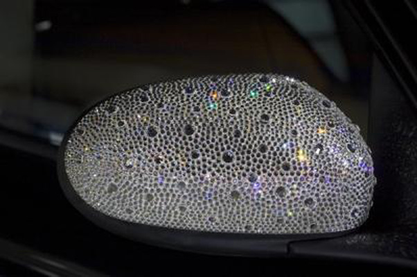 Украсить чехол для телефона. Инкрустация стразами сваровски. Что инкрустируют стразами. Инкрустация стразами предметов. Обклеить автомобиль стразами.