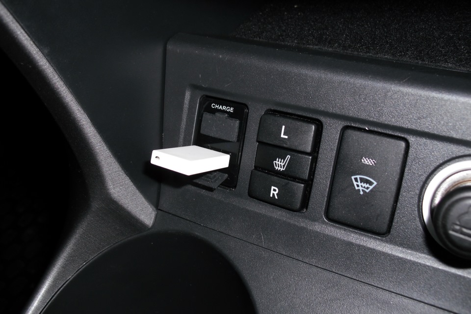 Рав 4 кнопку. Toyota rav4 заглушка кнопки. Заглушка разъема USB Toyota rav4. Разъём кнопки Toyota rav4. USB разъем Тойота рав 4.