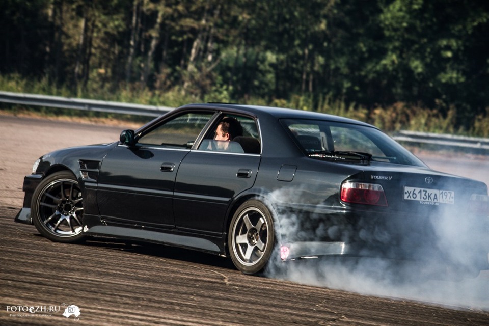 Toyota Chaser 100 в дрифте