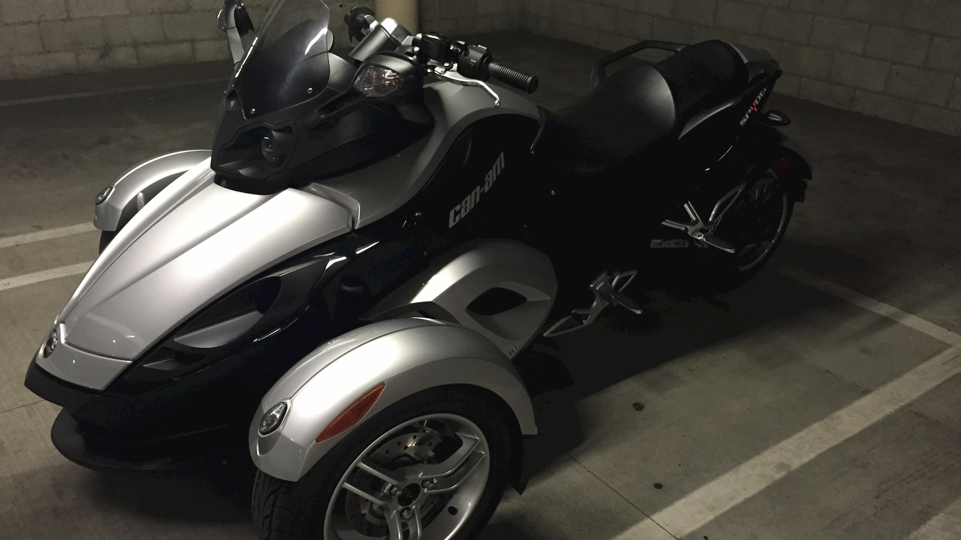 Обзор мотоцикла BRP Can-am Spyder Roadster SM5 2008 Обзор мотоцикла BRP Can-am Spyder Roadster SM5 2008