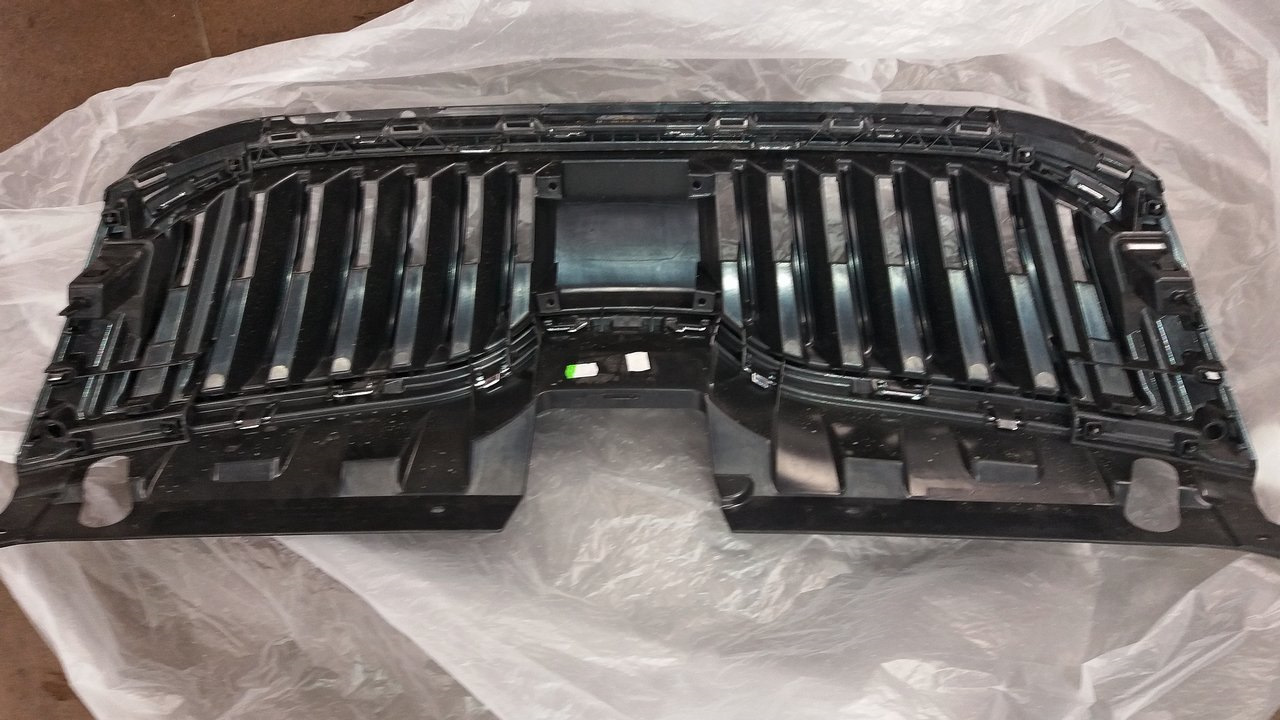 Крепление радиатора шкода октавия а5 фл. Защита радиатора octavia a7 fl. Снятие радиатора skoda octavia 7. Снятие решетки радиатора октавия а7. Пробил радиатор шкода октавия а7.