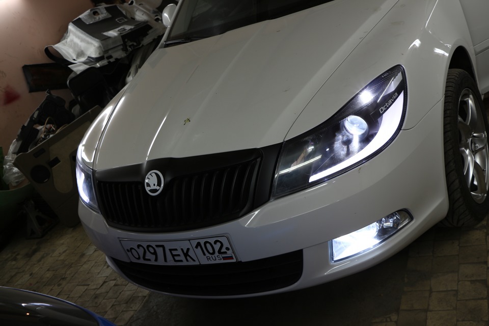 Фара шкода а5 купить. Skoda Octavia a5 черные фары. Skoda Octavia a5 FL С черными фарами. Фара Skoda Octavia a5 FL.