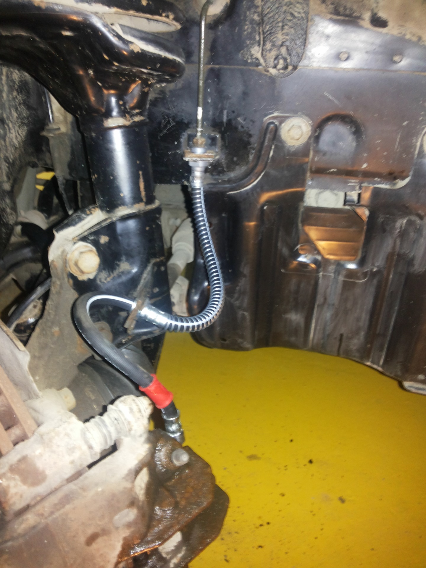 Порвался тормозной шланг — Mitsubishi Carisma, 1,6 л, 2002 года ...