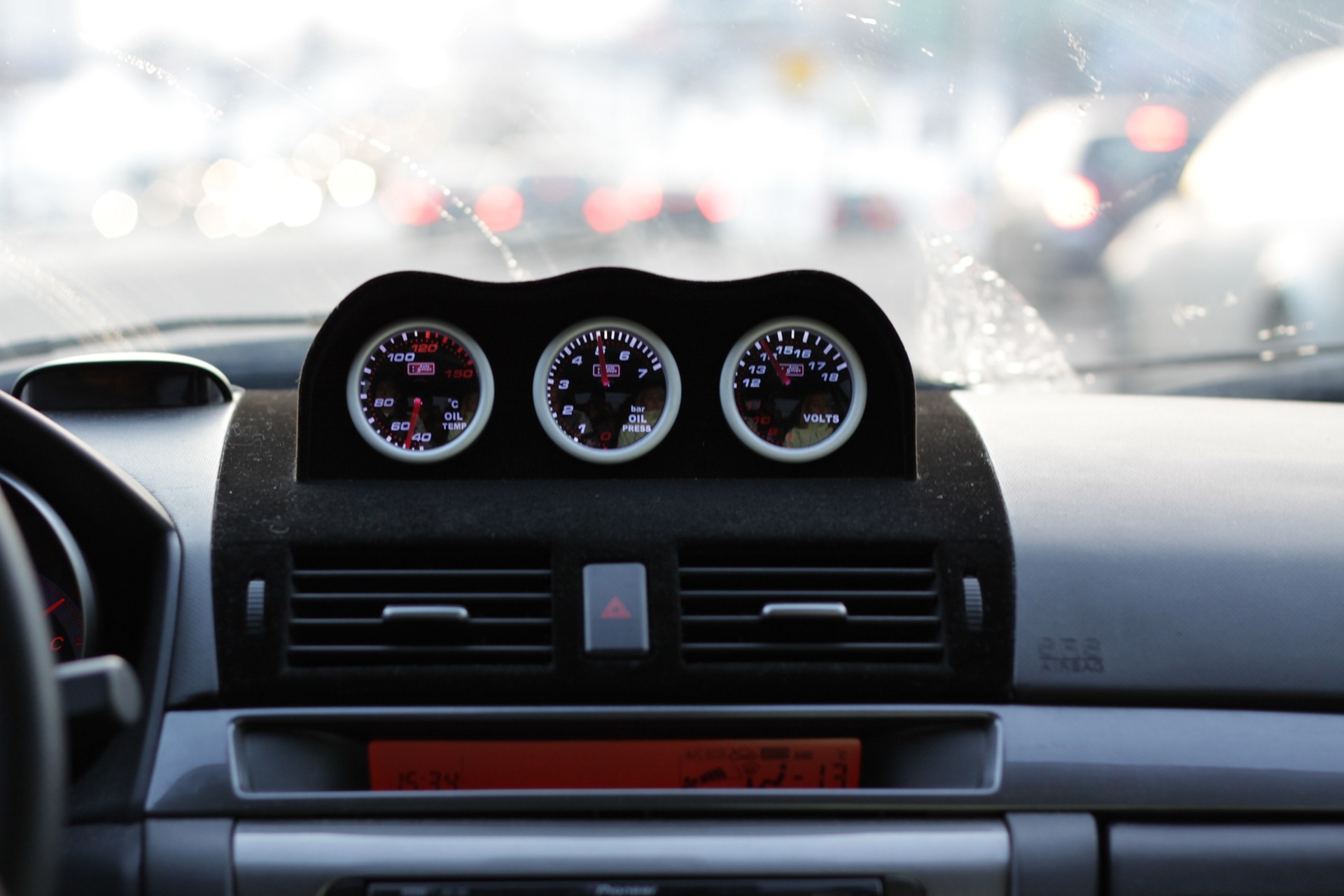 установил дополнительные приборы