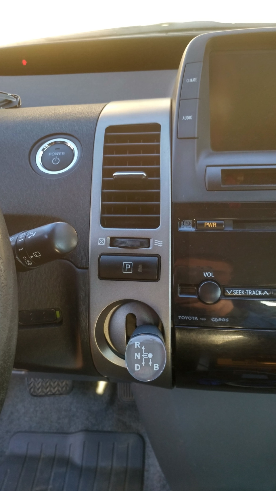 немного тянем на себя и освобождаем — Toyota Prius (20)