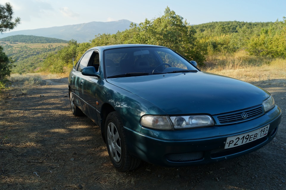 Mazda 1992. Мазда 626 ге Левбек. Мазда 626 1992 года синего цвета. Мазда с 1992 по 1995 года. Мазда ездила по стене гостиницы.