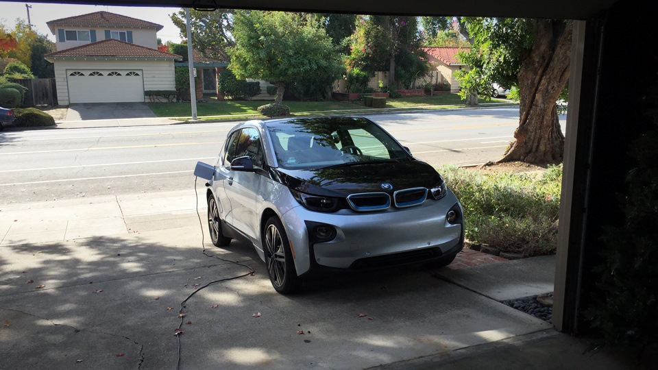 BMW i3 на парковке