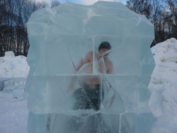 Человек во льду фото