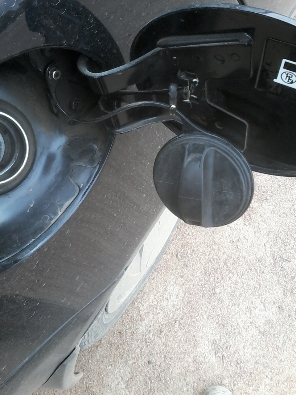 Небольшой тюнинг лючка топливного бака — Lada Калина универсал, 1,6 л ...