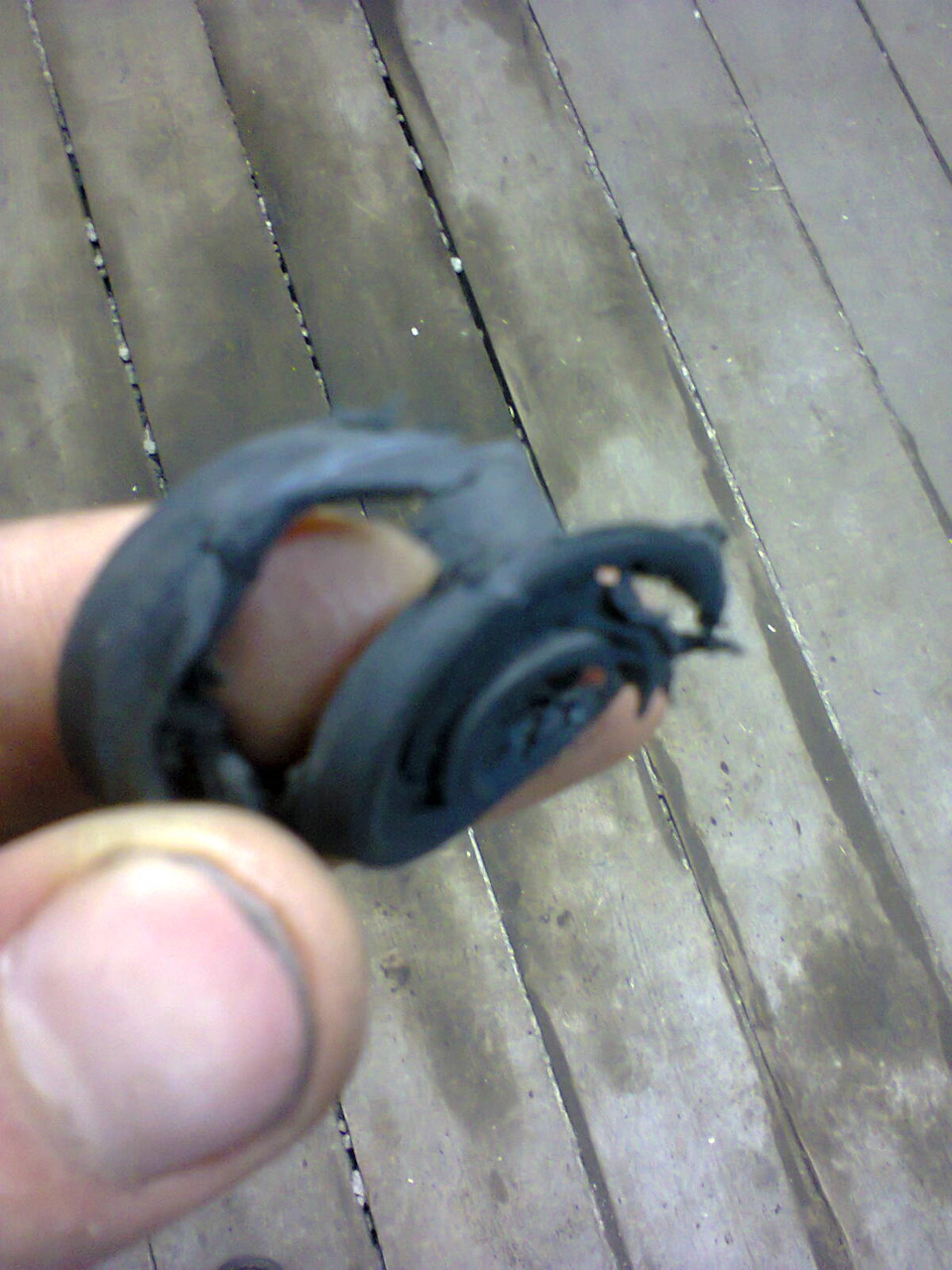 Втулки на задних амортизаторах — ГАЗ 31029, 2,4 л., 1995 года | своими ...