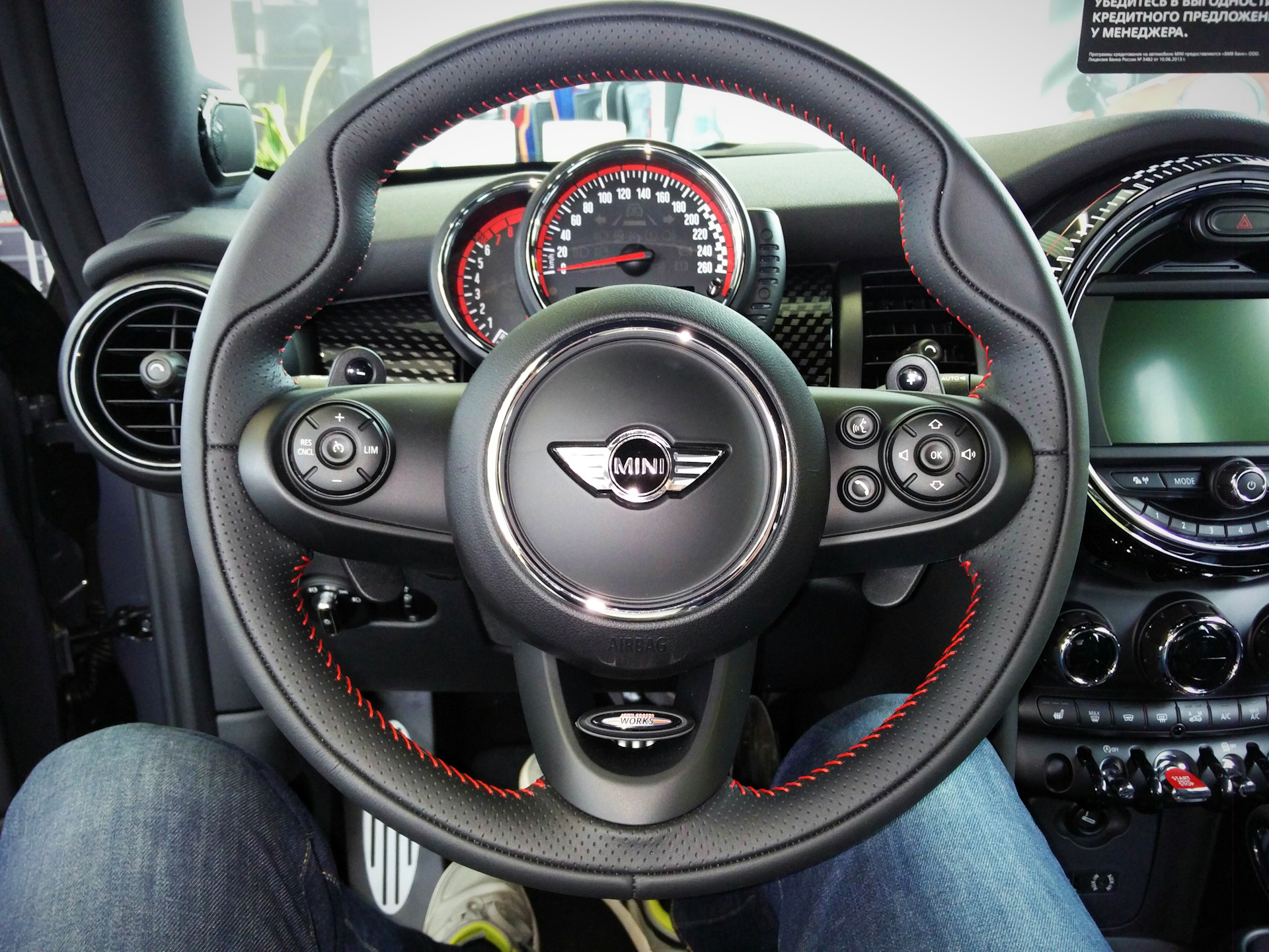 Рулем где находится. Руль Mini JCW. Руль JCW f56. Руль карбон Mini r56. Круиз контроль в мини Купере.