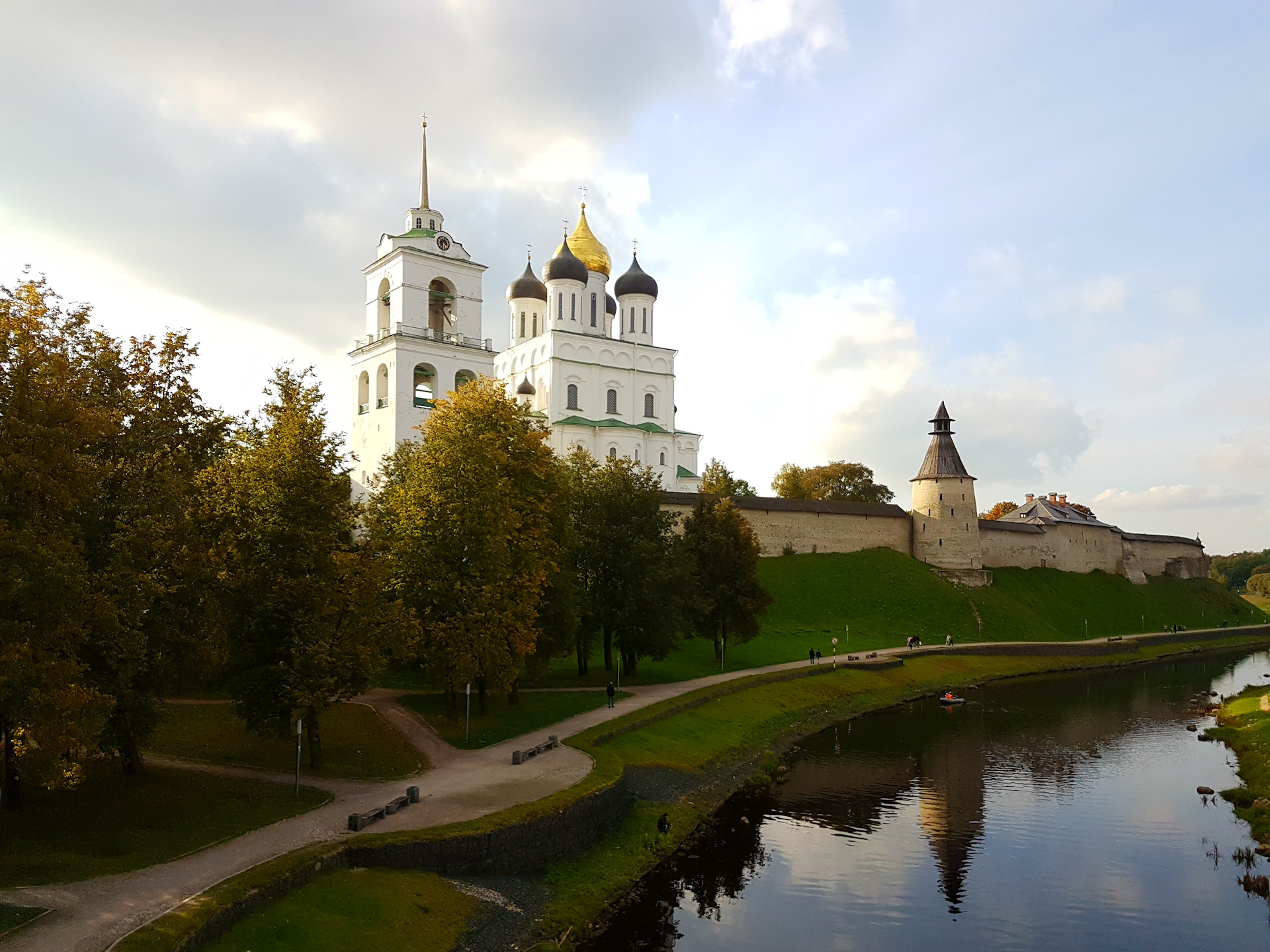 Псков и окрестности. Псков достопримечательнос. Псковский Кремль. Псковский Кремль кром вид сверху. Псков Кремль интерактив.