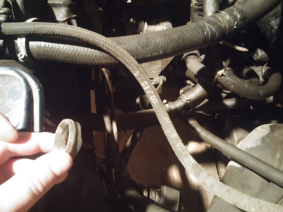 Лопнул верхний штуцер радиатора. — Audi 80 (B3), 1,8 л, 1987 года ...