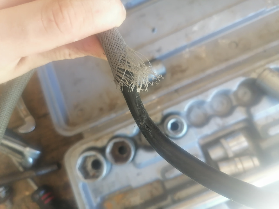 Лопнул приводной ремень вдоль пополам, и им перебило обратку гура ...