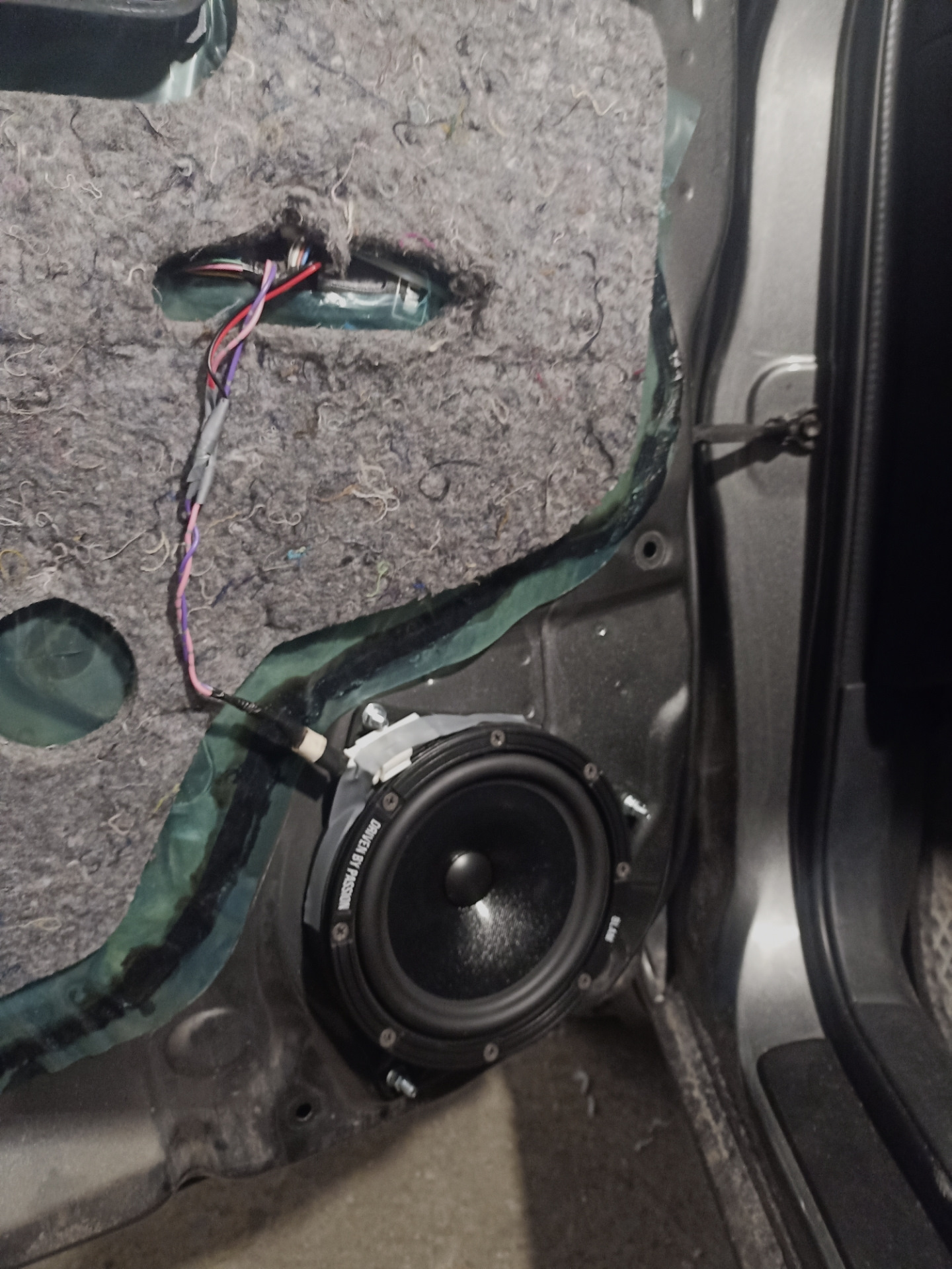 Замена динамиков в передних дверях, установка уголков в двери с ...