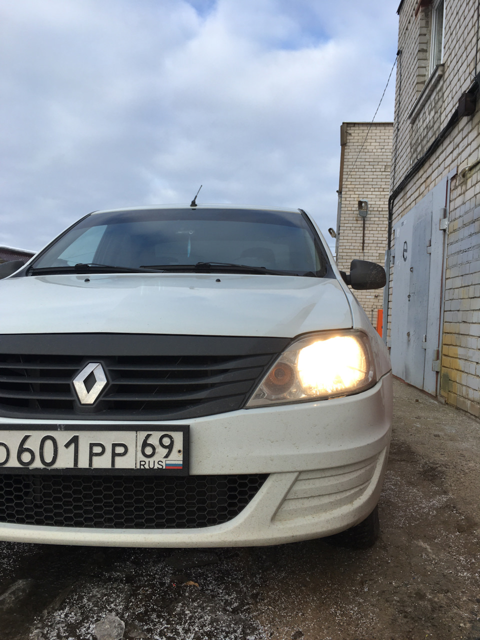 ДХО в Логане. Дальний в полнакала — Renault Logan (1G), 1,4 л, 2014 года |  своими руками | DRIVE2