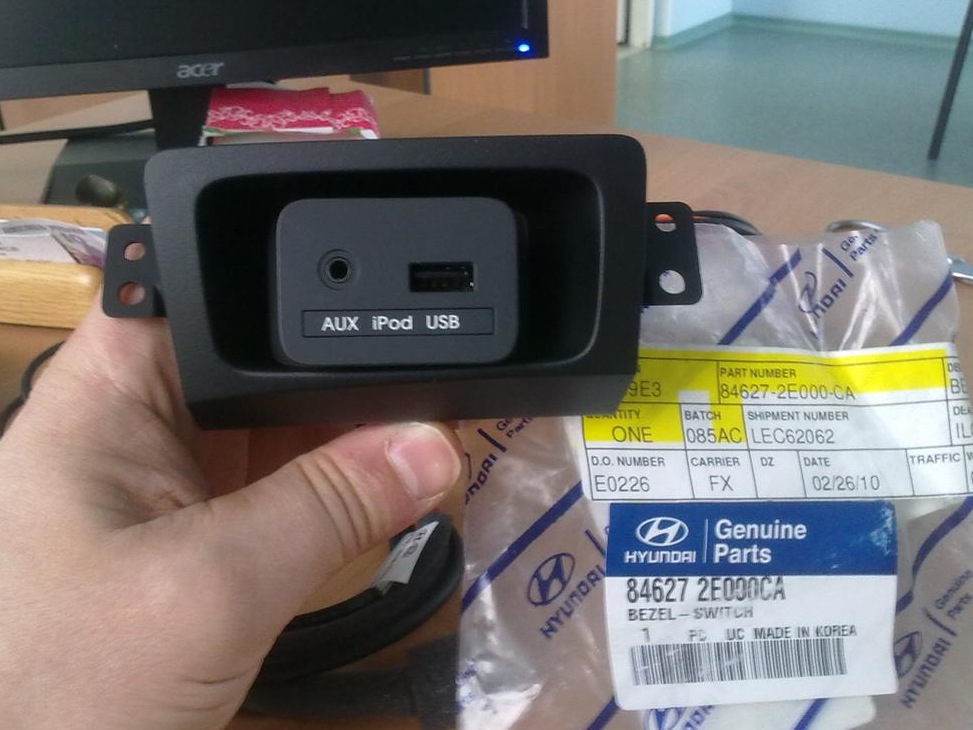 Хендай аукс. Hyundai Tucson 2008 aux разъем. USB-разъем Hyundai Tucson 2019. USB В Хендай Туксон 2008. Штатная панель USB aux Хендай Туссан.
