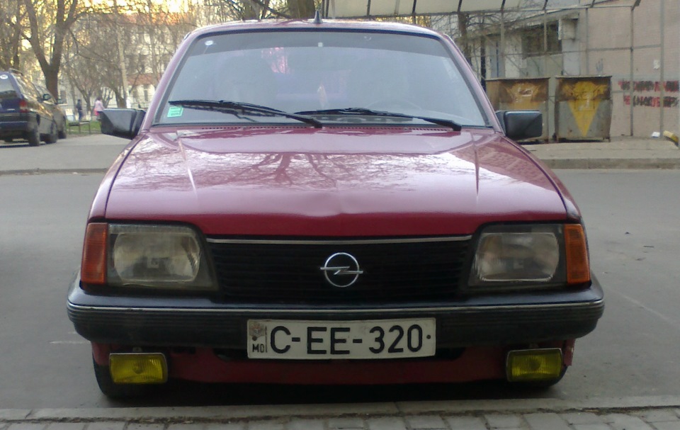 значок на решетку радиатора — Opel Ascona C, 1,6 л, 1986 года ...